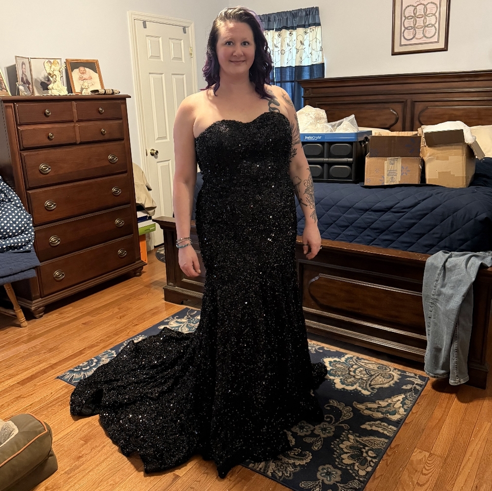 Elegant Black Sequin Dress - Picture 4 of 4